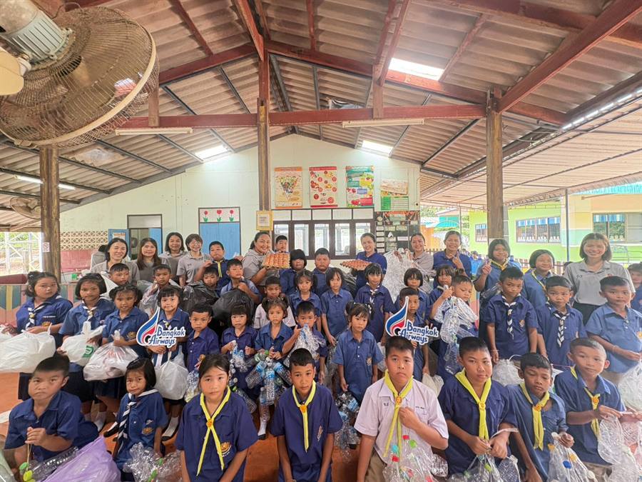 นักเรียนร่วมกิจกรรมขวดแลกไข่กับสนามบินตราด
