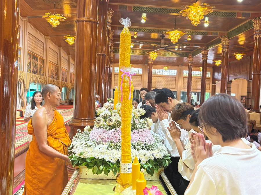 ต้นเทียนพรรษาที่ประดับด้วยดอกไม้อย่างสวยงาม