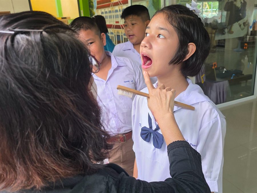 การสาธิตวิธีแปรงฟันที่ถูกต้องแก่นักเรียน