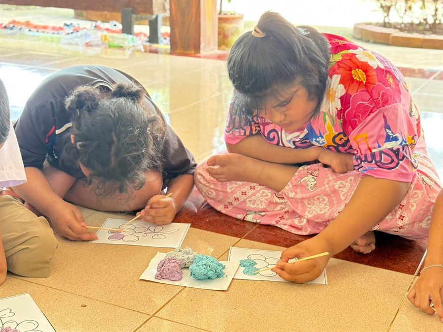 นักเรียนร่วมกิจกรรมสร้างสรรค์ในวันแม่และวันวิทยาศาสตร์