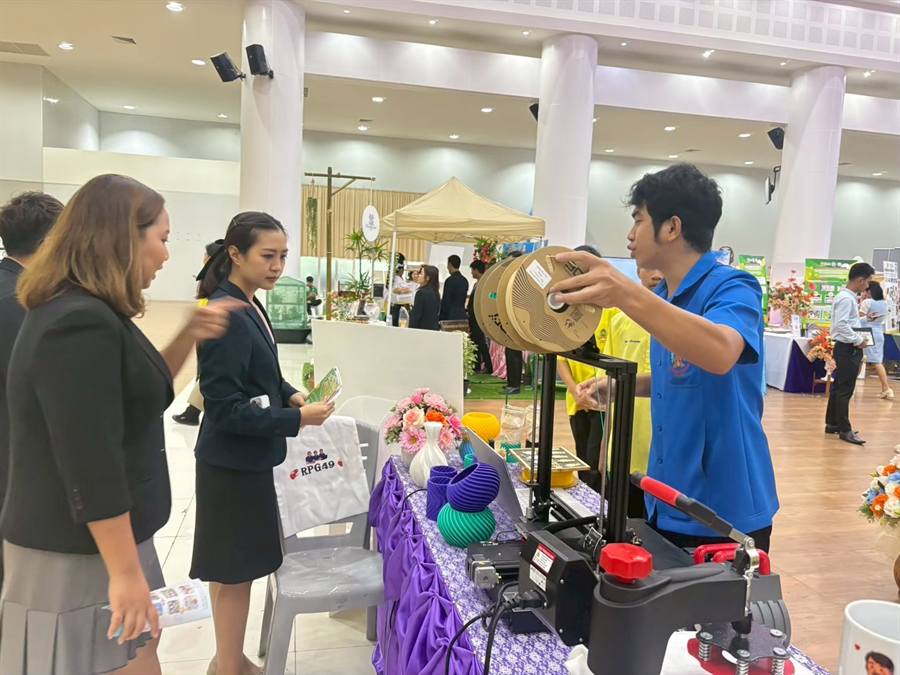 คณะครูและนักเรียนในงานนิทรรศการนวัตกรรมการศึกษา