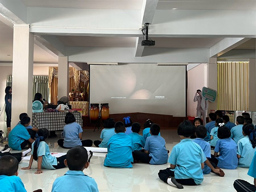 นักเรียนร่วมกิจกรรมอบรมในหอประชุม