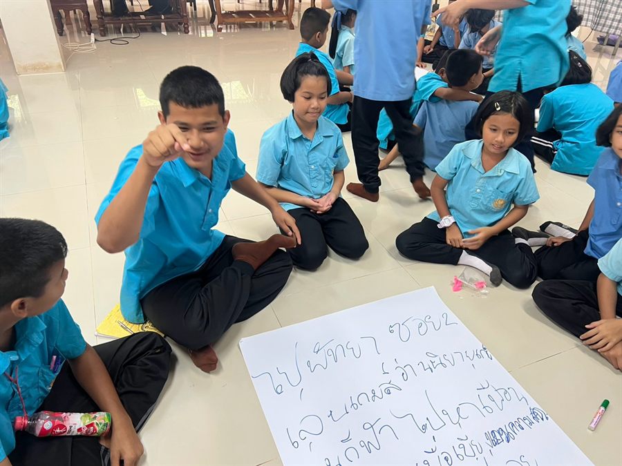 นักเรียนร่วมกันนำเสนอผลงานกิจกรรมกลุ่ม